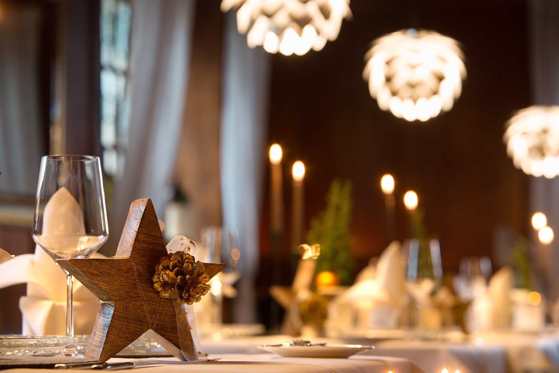 Weihnachtlich dekorierter Restauranttisch in der Ratsstube
