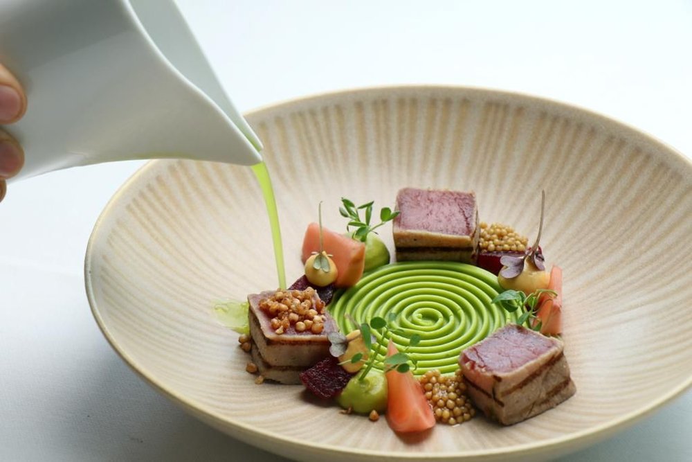 Gericht Thunfisch. grüner kringel, Sauciere