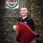 Lukas Leonbacher mit Akkordeon