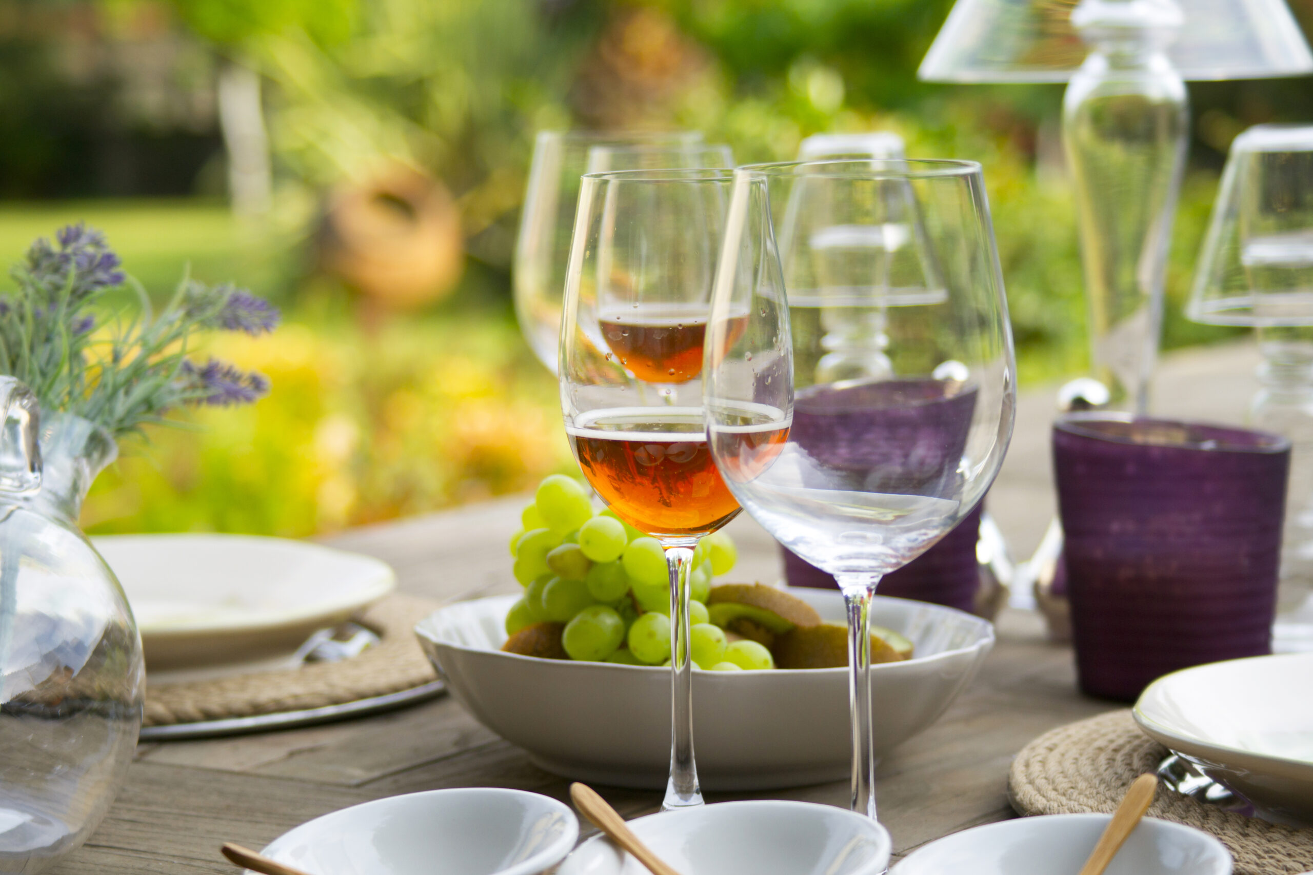 Sommerlicher Tisch mit Essen und Trinken